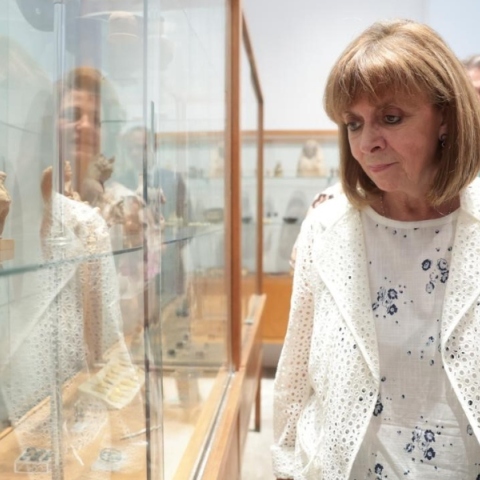 Η Κατερίνα Σακελλαροπούλου εγκαινίασε το ανακαινισμένο Αρχαιολογικό Μουσείο Δήλου