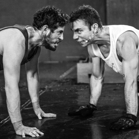 «Τα Σκυλιά»: Εντυπώσεις από τη θεατρική παράσταση που σκηνοθετεί ο Ανέστης Αζάς στην Πειραιώς 260.