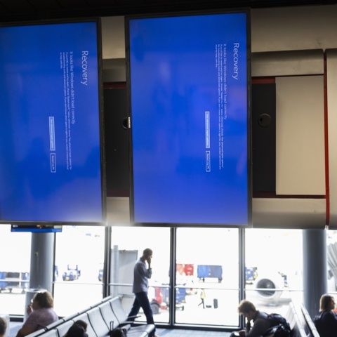 Μπλε οθόνη σε αεροδρόμιο μετά το ψηφιακό μπλακ άουτ της Crowdstrike