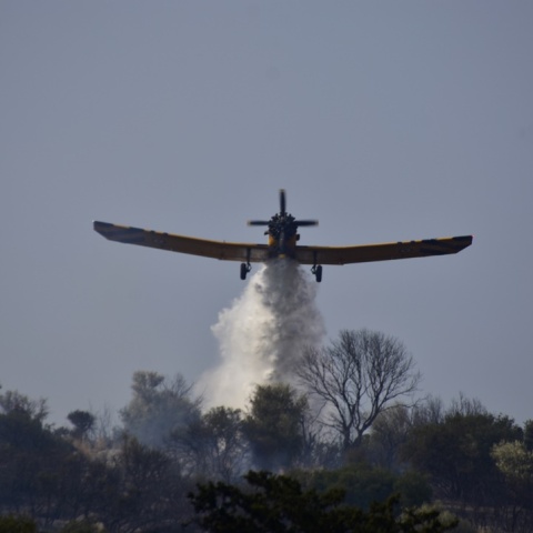 Πυροσβεστικό αεροσκάφος κατά τη διάρκεια κατάσβεσης