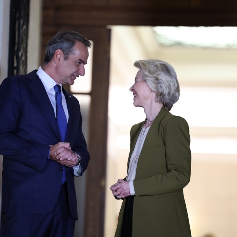 Ο Κυριάκος Μητσοτάκης (αριστερά) με την Ούρσουλα Φον Ντερ Λάιεν