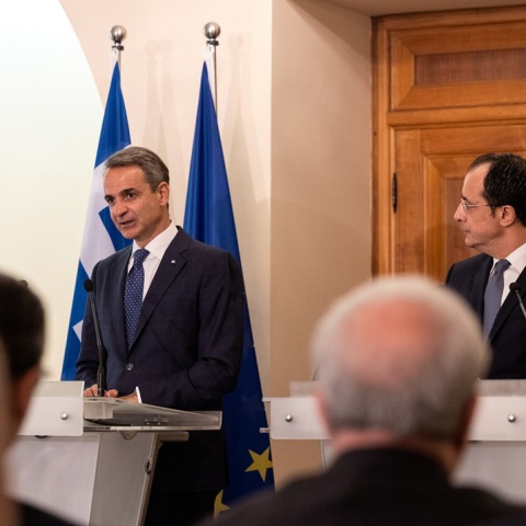 Κυριάκος Μητσοτάκης (αριστερά), Νίκος Χριστοδουλίδης (δεξιά) σε δηλώσεις του στον Τύπο