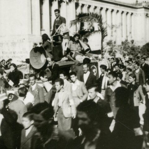 Ομάδα νέων με ντουντούκες πάνω σε όχημα μπροστά από την Ακαδημία Αθηνών, Οκτώβριος 1944 