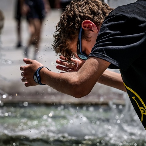 Πολίτης στο σιντριβάνι του Συντάγματος απολαμβάνει στιγμές δροσιάς