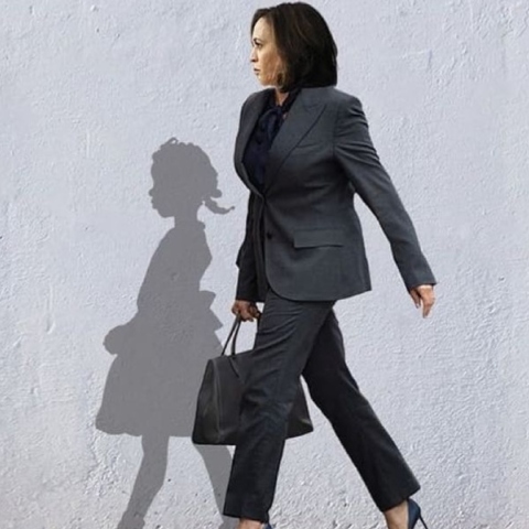 Κάμαλα Χάρις: Η προφητική εικόνα να περπατά δίπλα στη σκιά της Ruby Bridges