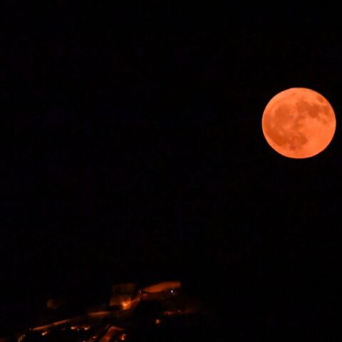 «Φεγγάρι του ελαφιού»: Εντυπωσιακές εικόνες από την πανσέληνο του Ιουλίου 