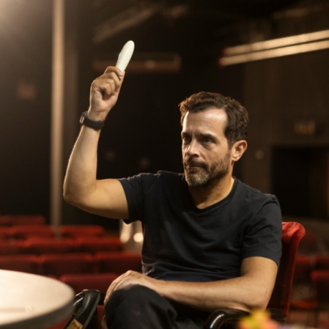 Ο Κωνσταντίνος Μαρκουλάκης στις πρόβες για το έργο «Στο διπλανό δωμάτιο ή το έργο του δονητή» 