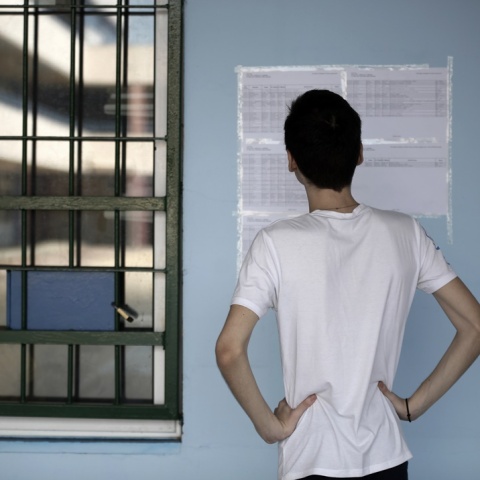 Υποψήφιος των Πανελληνίων διαβάζει τις ανηρτημένες βάσεις