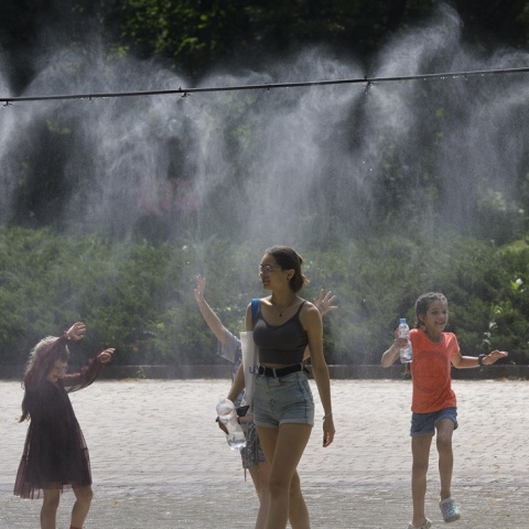 Παιδιά και μεγαλύτεροι πολίτες δροσίζονται εν μέσω καύσωνα