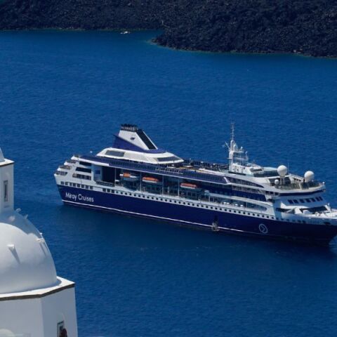 Σαντορίνη: Δημοτικός σύμβουλος κάλεσε τους ντόπιους να μειώσουν τις μετακινήσεις λόγω της άφιξης τουριστών - Η ανάρτηση που αποσύρθηκε. 