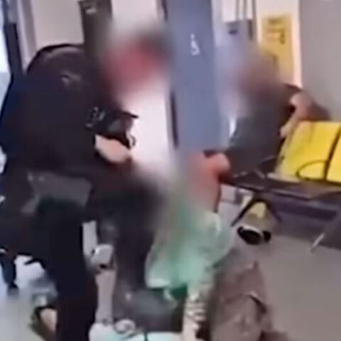 Βρετανία: Αντιδράσεις για τον άγριο ξυλοδαρμό άνδρα από αστυνομικό - Τον πάτησε στο κεφάλι