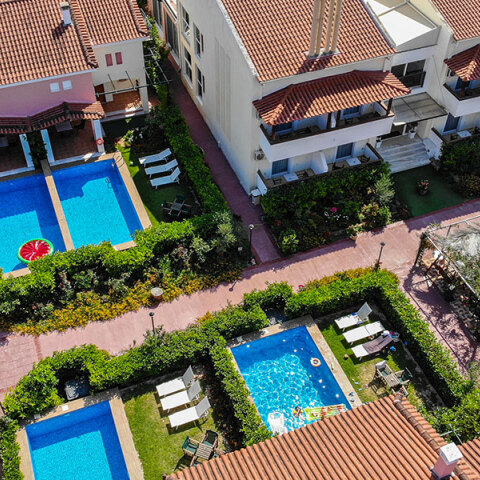 Corinthian Village: Πολυτέλεια και χαλάρωση στο Βραχάτι δίπλα στη θάλασσα