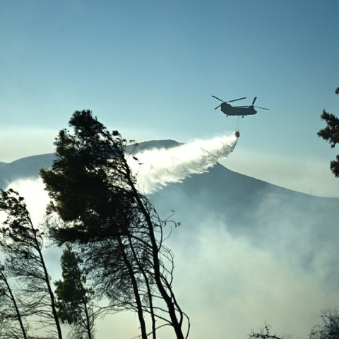 Πυροσβεστικό ελικόπτερο επιχειρεί για την κατάσβεση φωτιάς