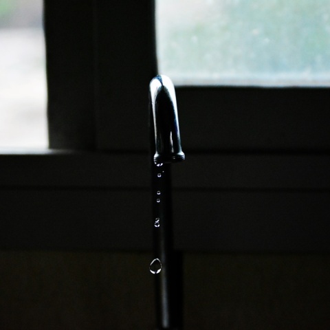 Σταγόνες νερού στάζουν από τη βρύση