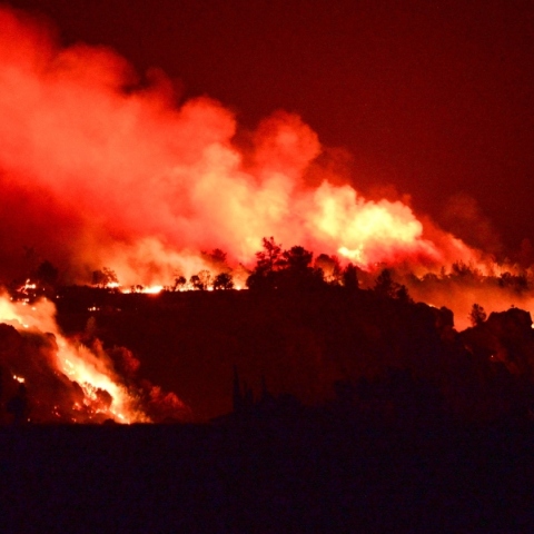 Καλιφόρνια: Μαίνεται η τεράστια πυρκαγιά στις ΗΠΑ