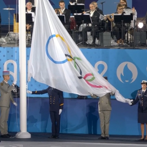 Ολυμπιακοί Αγώνες 2024: Ύψωσαν ανάποδα την Ολυμπιακή σημαία