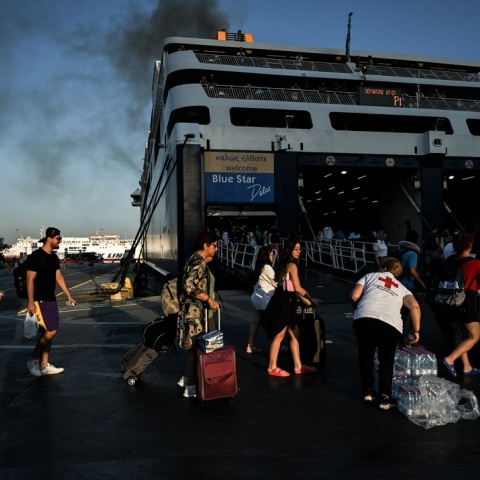 Ταξιδιώτες κατά την επιβίβασή τους σε πλοίο στο λιμάνι του Πειραιά