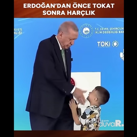 Ο Ρετζέπ Ταγίπ Ερντογάν χαστούκι αγοράκι που δεν του φίλησε το χέρι