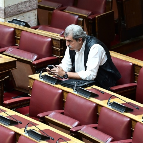 Παύλος Πολάκης στα άδεια έδρανα της Βουλής