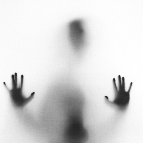 Σκιά άνδρα πίσω από τζάμι