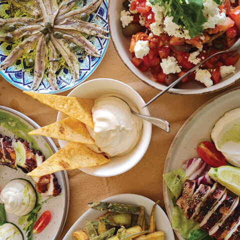 Έπρεπε: Στη Σαλαμίνα για πεντανόστιμο φαγητό και μουσικές βραδιές