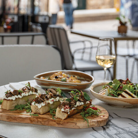 GAYA Athens: Το comfort restaurant bar στο ιστορικό κέντρο της Αθήνας είναι το νέο all day στέκι