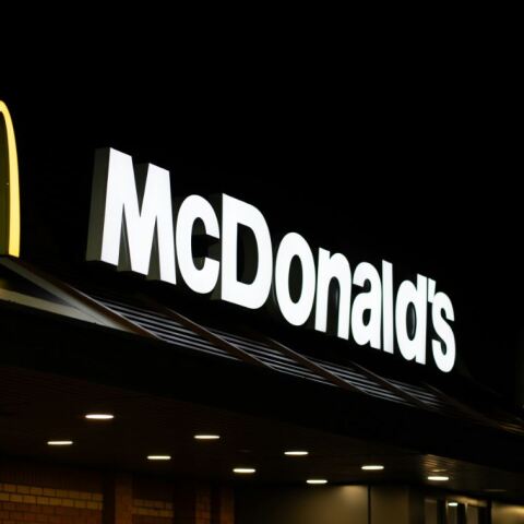 McDonald's: Πού οφείλεται η πτώση στις πωλήσεις τους - Τι αναφέρουν οι ειδικοί