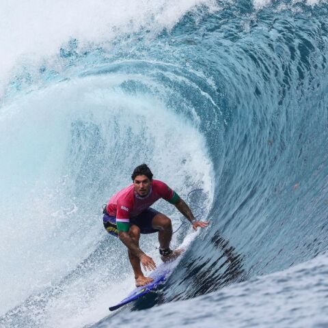 Ολυμπιακοί Αγώνες 2024: Viral η φωτογραφία του σέρφερ Γκάμπριελ Μεντίνα - Ο Βραζιλιάνος αθλητής στέκεται στον αέρα και σχηματίζει το σήμα της νίκης. 