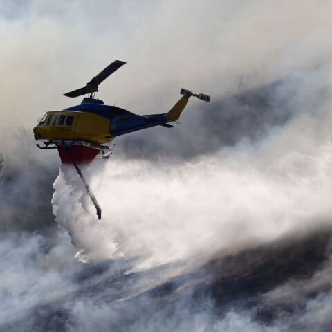 Ελικόπτερο επιχειρεί σε πυρκαγιά