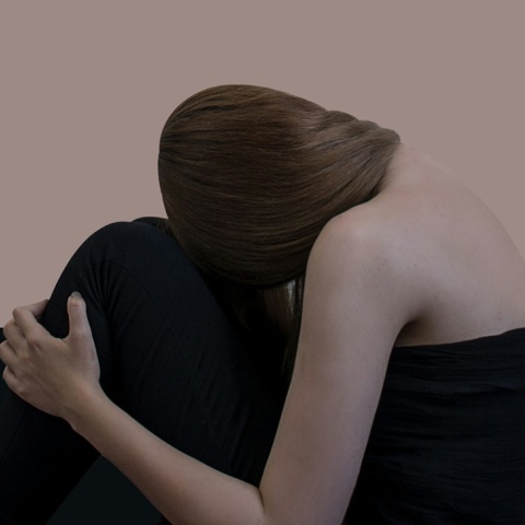 Γυναίκα γυρισμένη με την πλάτη στον φακό