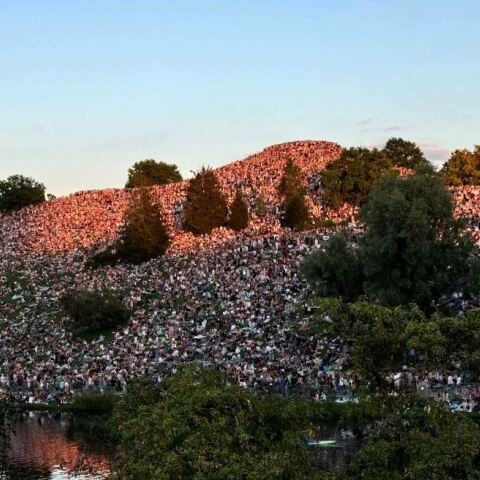 Τέιλορ Σουίφτ: Χιλιάδες σκαρφάλωσαν σε λόφο για να παρακολουθήσουν συναυλία της