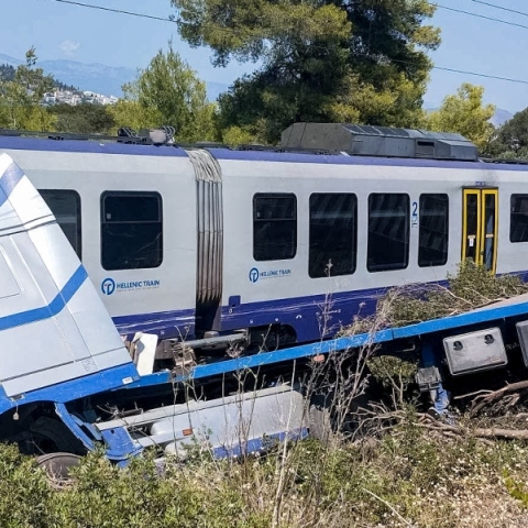 Αυλίδα: Τρένο με 130 επιβάτες συγκρούστηκε με φορτηγό