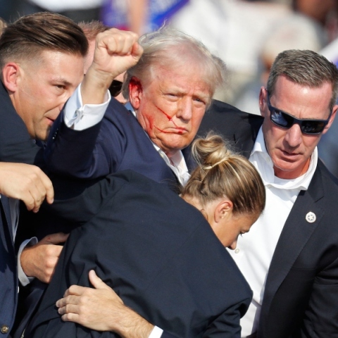 Facebook: Λογόκρινε λανθασμένα την φωτογραφία του Τραμπ με τη γροθιά