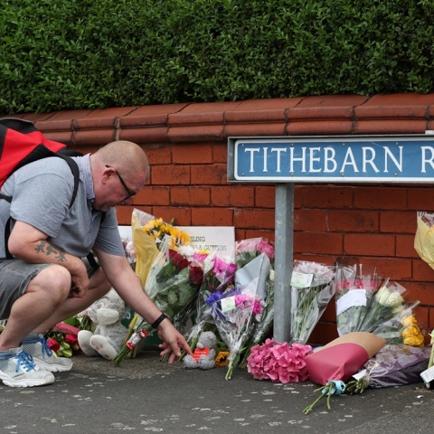 Λίγα λουλούδια και αρκουδάκια έξω από το σημείο της επίθεσης με μαχαίρι στη Βρετανία
