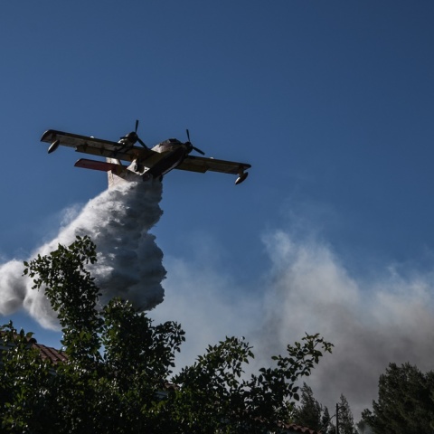 Πυροσβεστικό αεροσκάφος κατά τη διάρκεια κατάσβεσης