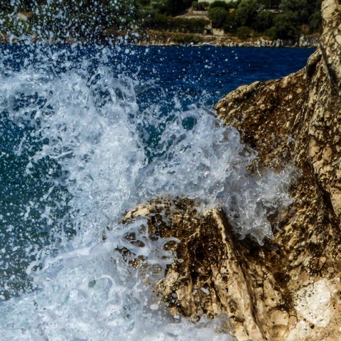 Κύματα σκάνε σε βράχο