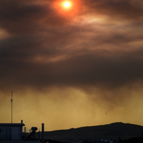Φωτιά στην Εύβοια: Ο καπνός κάλυψε και τον ουρανό της Αθήνας