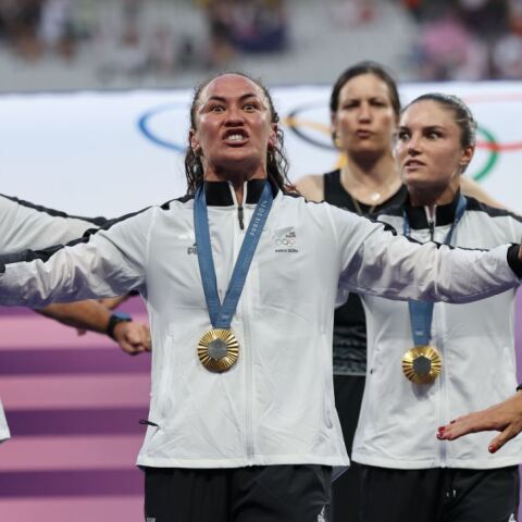 Η γυναικεία ομάδα της Νέας Ζηλανδίας πήρε το χρυσό στο ράγκμπι και το γιόρτασαν με Χάκα