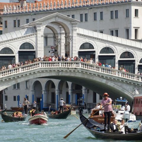 Η Βενετία θα περιορίσει στα 25 άτομα τα τουριστικά γκρουπ - Για να προστατευθεί η ποιότητα ζωής των κατοίκων - Αντιμέτωποι με πρόστιμα οι παραβάτες. 