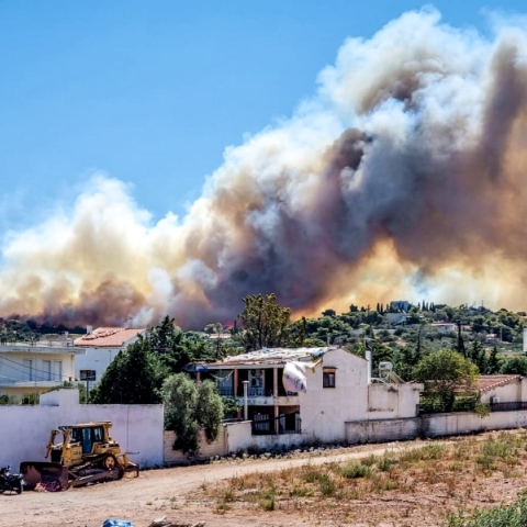 Φωτιά Κορωπί: Μήνυμα 112 για εκκένωση οικισμών