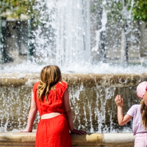 Καιρός σήμερα: Υψηλές θερμοκρασίες την Παρασκευή