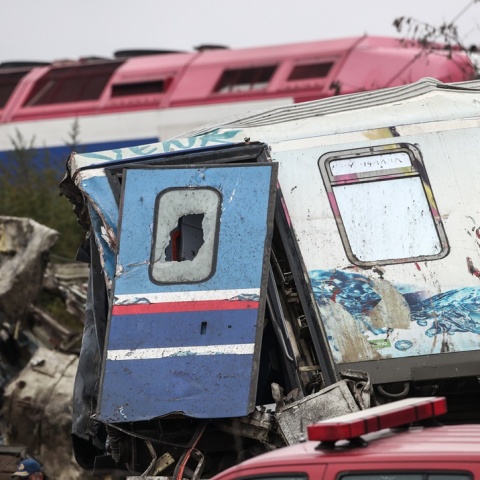 Βαγόνι στον τόπο του πολύνεκρου σιδηροδρομικού δυστυχήματος στα Τέμπη