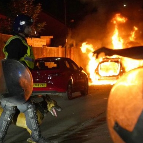  Βρετανία: Επεκτείνονται τα βίαια επεισόδια