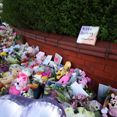 Λουλούδια και αρκουδάκια έξω από τον χώρο του εγκλήματος στο Southport στη Βρετανία