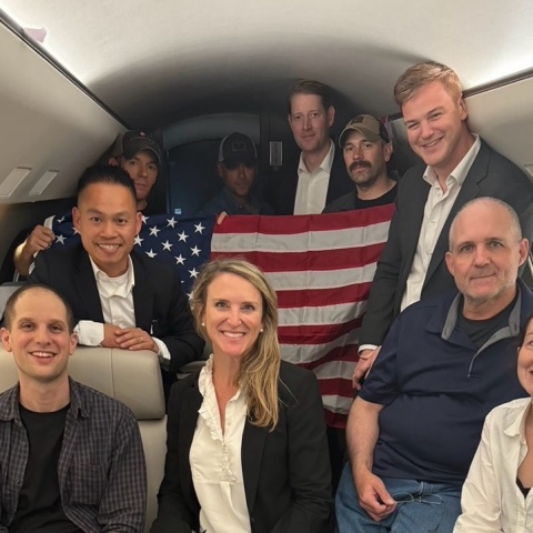 Αμερικανοί κρατούμενοι επιστρέφουν από τη Ρωσία στις ΗΠΑ και ποζάρουν με χαμόγελο μέσα στο αεροπλάνο