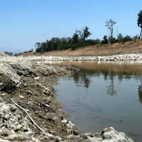 Δεν έχουμε νερό, αλλά από πισίνες και γκαζόν σκίζουμε
