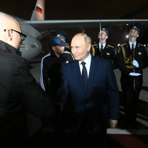 Ο Ρώσος πρόεδρος, Βλαντιμίρ Πούτιν, υποδέχεται Ρώσους φυλακισμένους μετά την ανταλλαγή κρατουμένων μεταξύ Δύσης και Ρωσίας