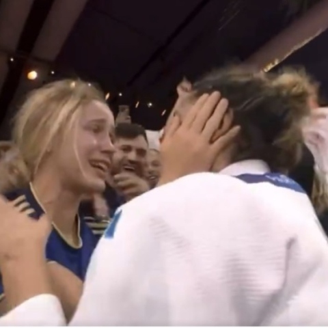 Το φιλί που σόκαρε τη Μελόνι 