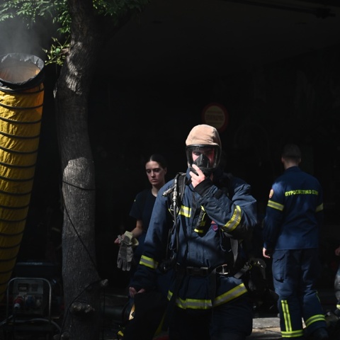 Πυροσβέστης δίπλα από όχημα της πυροσβεστικής