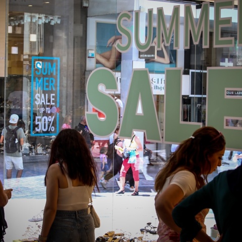 Πολίτες σε καταστήματα για τις θερινές εκπτώσεις